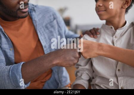 Nahaufnahme von afroamerikanischen Vater und Sohn Faust stoßen nach dem Sieg Spiel zu feiern Erfolg, kopieren Raum Stockfoto