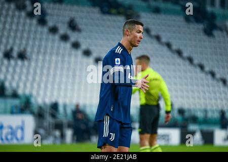 Turin, Italien. Januar 2021. Cristiano Ronaldo von Juventus FC während der Serie EIN Spiel zwischen Juventus und US Sassuolo im Allianz Stadion am 10. Januar 2021 in Turin, Italien. Sportstadien in ganz Italien unterliegen aufgrund der Coronavirus-Pandemie strengen Beschränkungen, da staatliche Gesetze zur sozialen Distanzierung Fans in Veranstaltungsorten verbieten, was dazu führt, dass Spiele hinter verschlossenen Türen gespielt werden. Quelle: SIPA USA/Alamy Live News Stockfoto