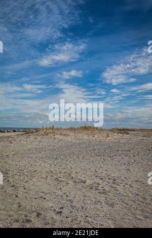 Strand und Sanddünen in Barnegat, NJ, an einem lebhaften Wintertag unter blauem bewölktem Himmel Stockfoto