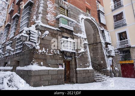 Spanien, Madrid; 9. Januar 2021: Schneesturm 'Filomena' in der Innenstadt von Madrid, an der Plaza Mayor, Straße De Los Cuchilleros, neben dem Restaurant Las Cuevas Stockfoto