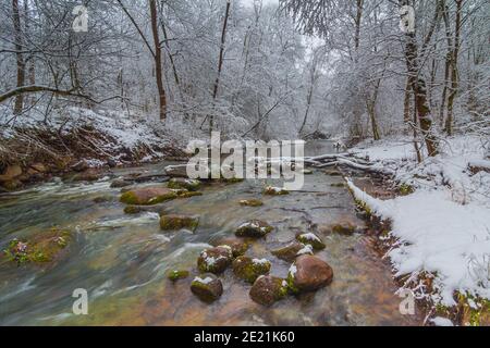 Flusslauf in kalten Wintertag mit viel Schnee Stockfoto