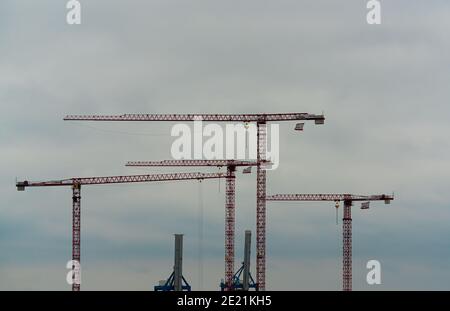 Große Baukräne vor Ort im Hafen von Kopenhagen. Stockfoto