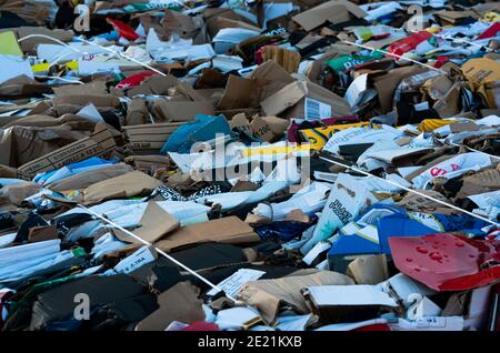 Kartons aus komprimiertem und geballtem Karton, bereit zum Recycling. Stockfoto