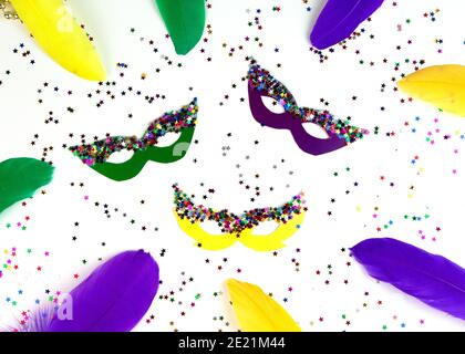 DIY farbige Mardi Gras Maske. Arbeitsplatz mit farbigem Papier, Federn, Konfetti, Glitter und Schere. Vorbereitung der Party. Faschingsdienstag, Fetter Dienstag. F Stockfoto