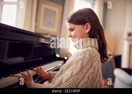 Junges Mädchen Lernen Klavier Zu Spielen Üben Zu Hause Stockfoto