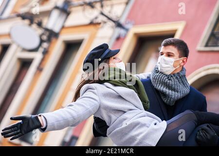 Glückliches Paar feiert Valentinstag in Masken während covid-19 Pandemie Stockfoto