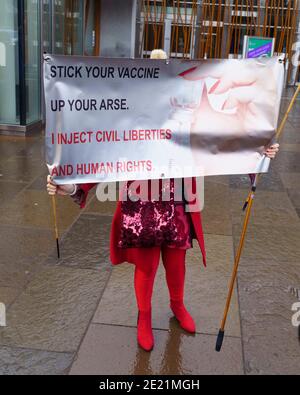 Edinburgh, Schottland, Großbritannien. 11. Januar 2021. Demonstranten wurden heute bei einer Anti-Lockdown-Demonstration im schottischen Parlament in Edinburgh in gewalttätigen Szenen verhaftet. Mehrere Demonstranten nahmen daran Teil, aber eine starke und aggressive Polizeipräsenz verhinderte die Demonstration und plante einen marsch nach Bute House. Während der nationalen Covid-19-Sperre sind solche Proteste illegal und die Polizei riet den Menschen, nicht an der Demonstration teilzunehmen. PIC; Protester hält Anti-Impfstoff-Protestbanner hoch. Iain Masterton/Alamy Live News Stockfoto