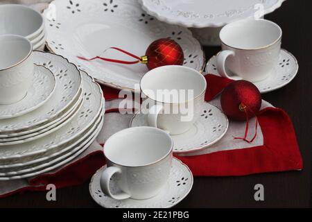 Weihnachtshintergrund mit leerem Teller. Dekorationen für den Neujahrstisch. Konzept Weihnachten, Neujahr, Essen Stockfoto