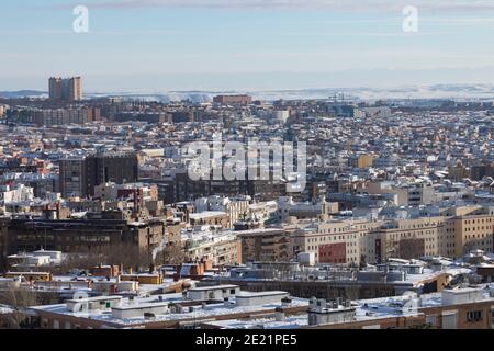 Madrid, Spanien - 10. Januar 2021: Luftaufnahme von Madrid, in Richtung Vallecas, bedeckt mit Schnee, an einem verschneiten Tag, wegen der Polarkälte von Filomena Stockfoto