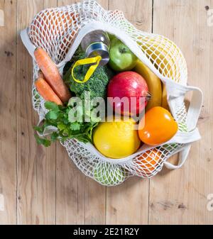 Frisches Obst und Gemüse in einem Öko-Beutel. Kein Abfall, Kunststoff-freies Konzept. Nachhaltiger Lebensstil. Wiederverwendbare Öko-Taschen aus Baumwolle und Mesh zum Einkaufen Stockfoto