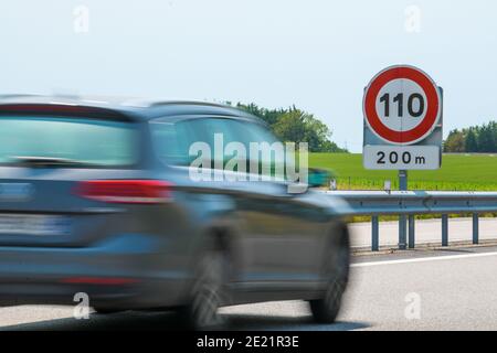 110km/h Tempolimit-Schild entlang der Autobahn Stockfoto