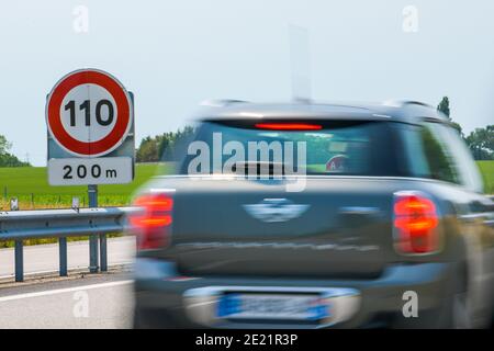 110km/h Tempolimit-Schild entlang der Autobahn Stockfoto