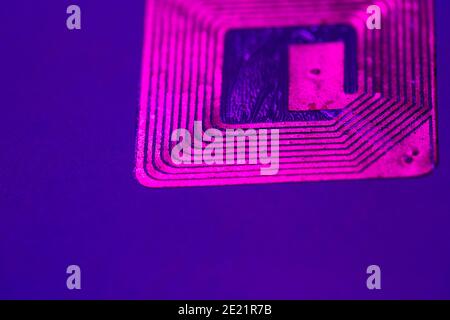 Nahaufnahme des RFID-Tags unter ultraviolettem Licht. Stockfoto