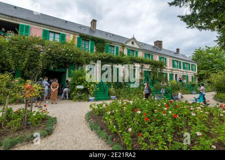 Giverny (Nordfrankreich): Claude Monet ‘s Garden. Touristen und Besucher in Claude Monets Garten nach Aufhebung der Sperrbeschränkungen. Gartenpreis Stockfoto