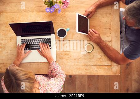 Overhead-Ansicht Des Reifen Paares Arbeiten Von Zu Hause Auf Digital Tablet Und Laptop Stockfoto