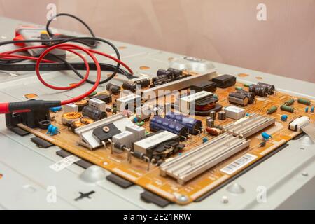 Wolgograd, Russland - September, 2020: Platine des LCD-TV wird repariert. Nahaufnahme, Seitenansicht, selektiver Fokus. Stockfoto