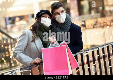 Glückliches Paar feiert Valentinstag in Masken während covid-19 Pandemie Stockfoto