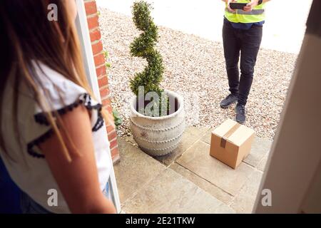 Nahaufnahme Des Lieferfahrers Das Paket Wird Vor Der Türschwelle Im Freien Gebracht Haus Stockfoto