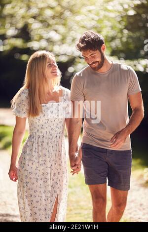 Liebevolles Paar Wandern Hände Entlang Landschaft Weg Im Sommer Halten Gemeinsam Stockfoto