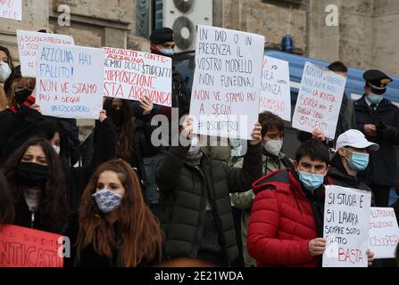 Rom, Italien. Januar 2021. Rom, Demonstration der Schüler unter dem Ministerium für Bildung, die Wiedereröffnung der Schulen und gegen den VATER zu fordern. Bild: Kredit: Unabhängige Fotoagentur/Alamy Live News Stockfoto