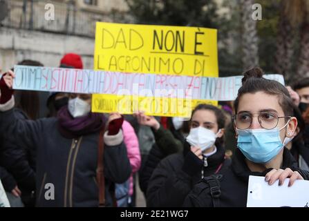 Rom, Italien. Januar 2021. Rom, Demonstration der Schüler unter dem Ministerium für Bildung, die Wiedereröffnung der Schulen und gegen den VATER zu fordern. Bild: Kredit: Unabhängige Fotoagentur/Alamy Live News Stockfoto