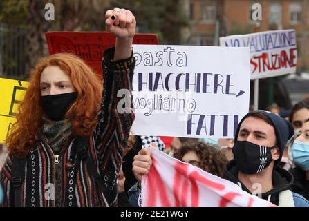 Rom, Italien. Januar 2021. Rom, Demonstration der Schüler unter dem Ministerium für Bildung, die Wiedereröffnung der Schulen und gegen den VATER zu fordern. Bild: Kredit: Unabhängige Fotoagentur/Alamy Live News Stockfoto