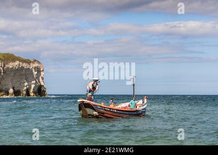 Traditionelles Klinker gebaut Coble Fischerboot vor der Yorkshire Küste in North Landing Flamborough, Großbritannien Stockfoto