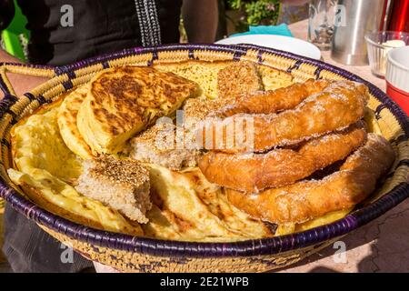 Marokkanisches Gebäck und Brot, wie es in der Medina von Fes, Marokko serviert wird Stockfoto