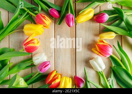 Herz von Tulpenblumen auf Holzhintergrund. Valentinstag, Ort für Text. Stockfoto