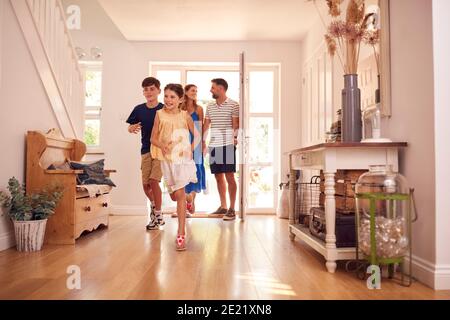 Familie Schaut Sich Um Neues Zuhause, Bevor Sie Einziehen Stockfoto