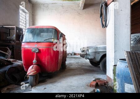 Verlassene Auto in verlassenen Garage Stockfoto