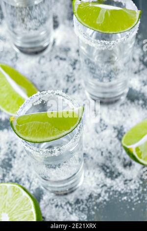 Mexikanischer Tequila in kurzen Gläsern mit Kalk und Salz Stockfoto