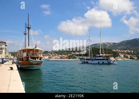 Konobe liegt im Hafen, Rab Stadt, Rab Insel Kroatien Stockfoto