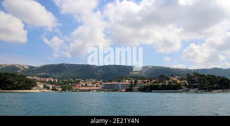 Kroatien, Kvarner-Region, Insel Rab Blick über das Wasser auf den modernen Teil von Rab Stockfoto