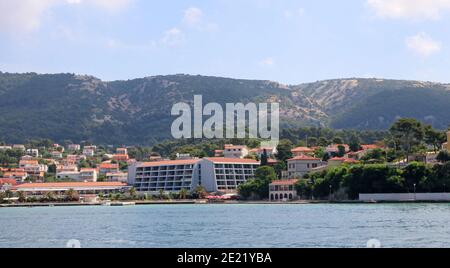 Kroatien, Kvarner Region, Insel Rab modernes Hotel am Strand mit Hügeln dahinter. Stockfoto