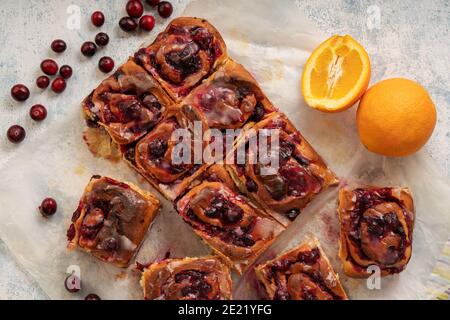 Hausgemachte Brötchen mit Cranberry- und Orangenfüllung. Stockfoto