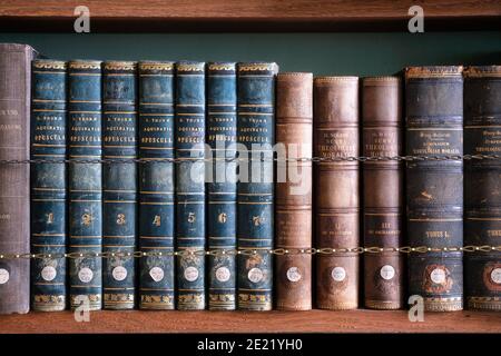 Vintage Books in Antique and Abandoned Library Stockfoto