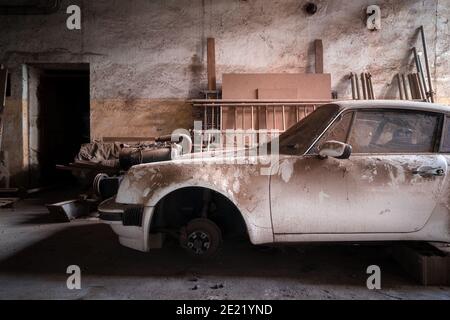 Verlassene Auto in verlassenen Garage Stockfoto