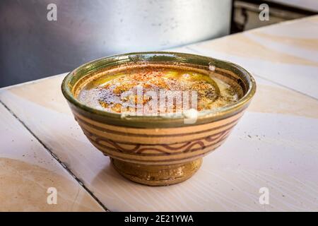 Schüssel Fava Bohnensuppe als Bessara bekannt oft mit Olivenöl, Kreuzkümmel und Chili serviert, wie in der Medina von Fez, Marokko Stockfoto