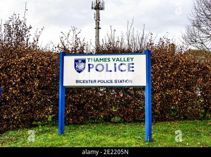 Bicester, Oxfordshire. Januar 2021. Die Polizei von Thames Valley (TVP) hat eine öffentliche Konsultation gestartet, in der die Bürger ihre Meinung über die Zukunft der Frontscheibenversorgung in Buckinghamshire, Berkshire und Oxfordshire einsuchten. Die Ansichten der Öffentlichkeit hinsichtlich der Pläne zur Überprüfung der Counter-Dienste werden im Rahmen der Pläne zur Schließung von fünf Polizeifronten in der Region Thames Valley berücksichtigt. In den letzten Jahren haben die Polizeifronten in vielen Grafschaften in ganz England geschlossen. Die Konsultation endet am 31. Januar. IM BILD: Bicester Polizeistation Bridget Catterall/Alamy Live News Stockfoto