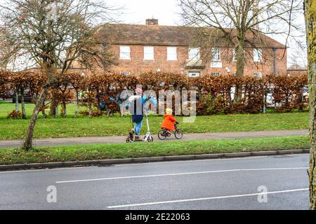 Bicester, Oxfordshire. Januar 2021. Eine Mutter und ein Kind machen eine Lockdown-Übung. Bicester Police Station, ein Teil der Thames Valley Police (TVP) im Hintergrund. Der Counter-Service droht auf dieser Polizeistation zu schließen. Bridget Catterall/Alamy Live Neu Stockfoto