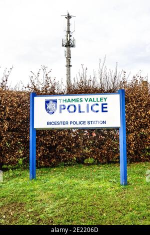 Bicester, Oxfordshire. Januar 2021. Die Polizei von Thames Valley (TVP) hat eine öffentliche Konsultation gestartet, in der die Bürger ihre Meinung über die Zukunft der Frontscheibenversorgung in Buckinghamshire, Berkshire und Oxfordshire einsuchten. Die Ansichten der Öffentlichkeit hinsichtlich der Pläne zur Überprüfung der Counter-Dienste werden im Rahmen der Pläne zur Schließung von fünf Polizeifronten in der Region Thames Valley berücksichtigt. In den letzten Jahren haben die Polizeifronten in vielen Grafschaften in ganz England geschlossen. Die Konsultation endet am 31. Januar. IM BILD: Bicester Polizeistation Bridget Catterall/Alamy Live News Stockfoto