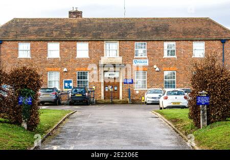 Bicester, Oxfordshire. Januar 2021. Die Polizei von Thames Valley (TVP) hat eine öffentliche Konsultation gestartet, in der die Bürger ihre Meinung über die Zukunft der Frontscheibenversorgung in Buckinghamshire, Berkshire und Oxfordshire einsuchten. Die Ansichten der Öffentlichkeit hinsichtlich der Pläne zur Überprüfung der Counter-Dienste werden im Rahmen der Pläne zur Schließung von fünf Polizeifronten in der Region Thames Valley berücksichtigt. In den letzten Jahren haben die Polizeifronten in vielen Grafschaften in ganz England geschlossen. Die Konsultation endet am 31. Januar. IM BILD: Bicester Polizeistation Bridget Catterall/Alamy Live News Stockfoto