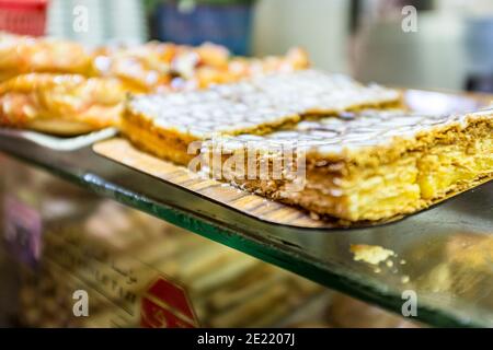 Marokkanisches Gebäck zum Verkauf im Souk der Medina von Fez, Marokko Stockfoto