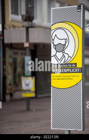 11. Januar 2021, Baden-Württemberg, Ulm: Ein Schild in der Fußgängerzone weist darauf hin, dass Masken obligatorisch sind. Foto: Stefan Puchner/dpa Stockfoto