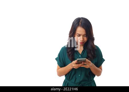 Porträt einer ernsthaften asiatischen Geschäftsfrau mit Handy isoliert Auf weißem Hintergrund Stockfoto