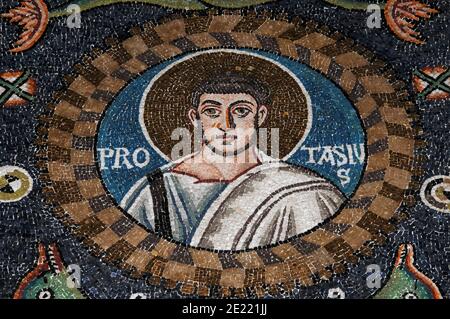 Protasius, früher christlicher Märtyrer und gemeinsamer schutzpatron von Mailand. Byzantinisches Mosaik in der Basilika di San Vitale in Ravenna, Emilia-Romagna, Italien. Das Mosaik wurde in den 500s v. Chr. erschaffen, ein paar Jahre nachdem Ravenna vom byzantinischen Reich aus den Ostrogoten gefangen wurde. Stockfoto