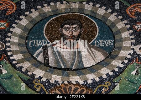 Apostel und früherer christlicher Märtyrer, Heiliger Jude Thaddaeus. Byzantinisches Mosaik in der Basilika di San Vitale in Ravenna, Emilia-Romagna, Italien. Das Mosaik wurde in den 500s v. Chr. erschaffen, ein paar Jahre nachdem Ravenna vom byzantinischen Reich aus den Ostrogoten gefangen wurde. Stockfoto