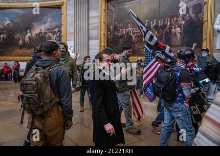 Washington Dc, Usa. Januar 2021. Am 6. Januar 2021 überfluteten Pro-Trump-Anhänger und rechtsextreme Kräfte Washington DC, um gegen Donald Trumps Wahlverlust zu protestieren. Hunderte kämpften Capitol Police und durchbrach das US Capitol Building. (Foto: Michael Nigro/Sipa USA) Quelle: SIPA USA/Alamy Live News Stockfoto