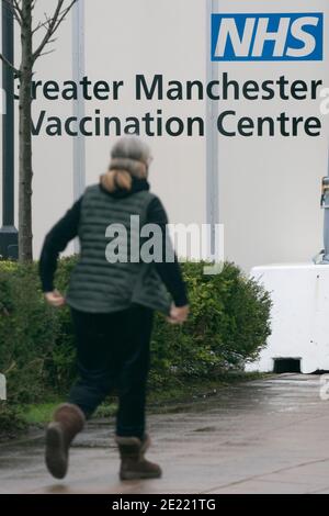 Manchester, Großbritannien, 11. Januar 2021. Mitglieder der Öffentlichkeit kommen in ein Impfzentrum in Manchester, da landesweite Massenuntersuchungen in 5 Zentren im ganzen Land gegen das Coronavirus, Manchester, Großbritannien, beginnen. Stockfoto